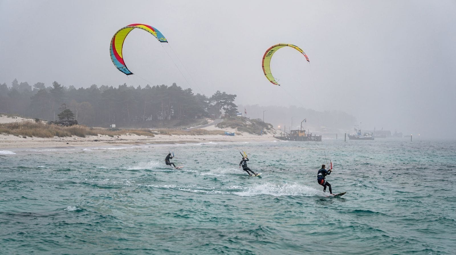 Kitesurf et planche à voile dans la baie de Puck : le côté Jastarnia