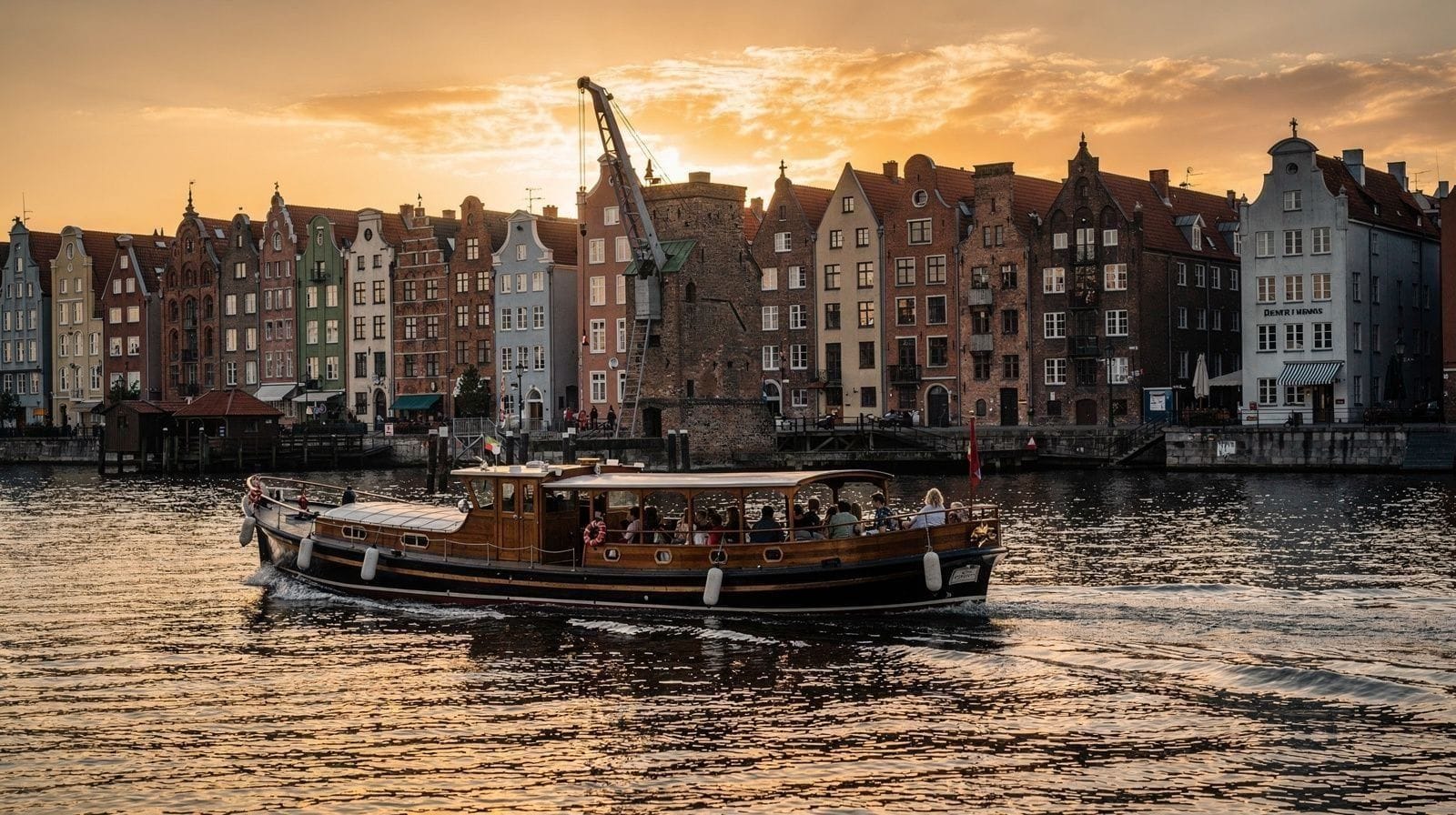 Croisière au coucher du soleil sur la Motława : ce que la lumière montre vraiment